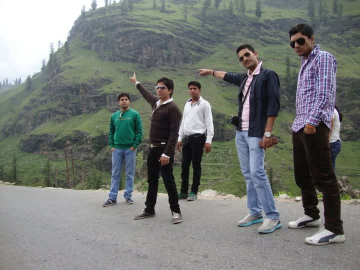 Friends Enjoying a Scenic Manali Trip – A Journey to Remember